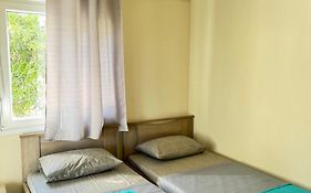 Adoniss Apartmentss